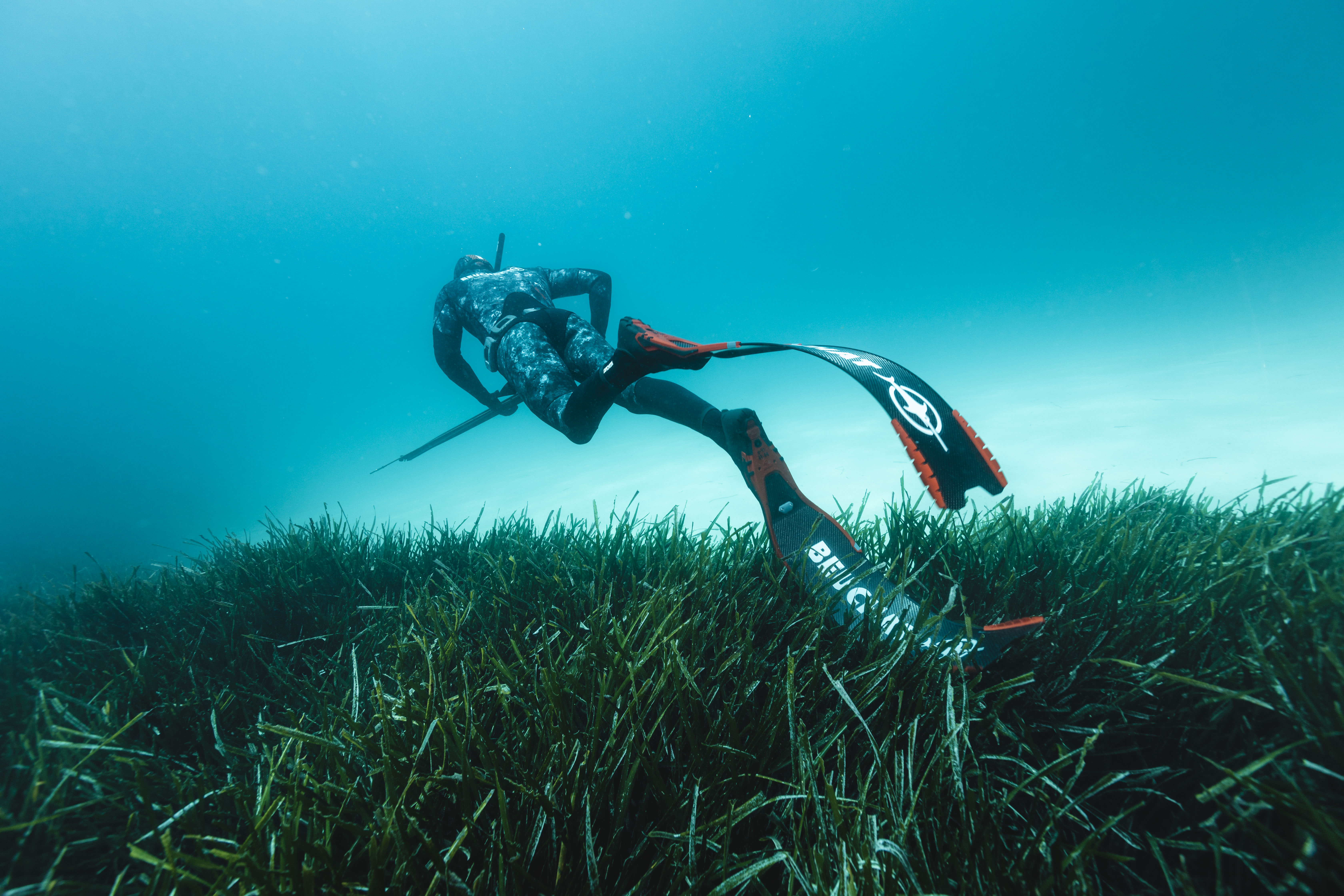 Chasseur sous-marin Beuchat portant les palmes Libeccio Elite